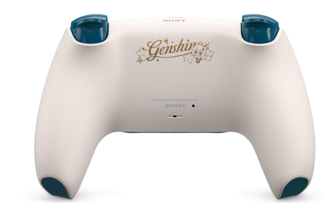 Weißer PlayStation-Controller mit Genshin-Logo, blauen Akzenten und Sony-Markenlogo.