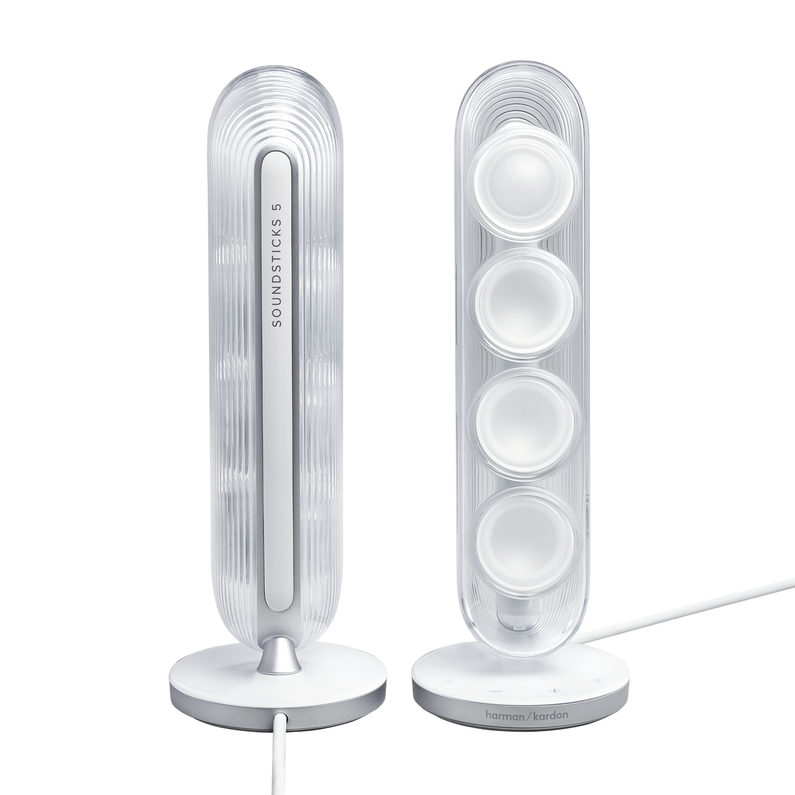 Beyaz ve gümüş detaylara sahip iki şeffaf hoparlör. Birinde SOUNDSTICKS 5 yazısı, diğerinde dört hoparlör var.