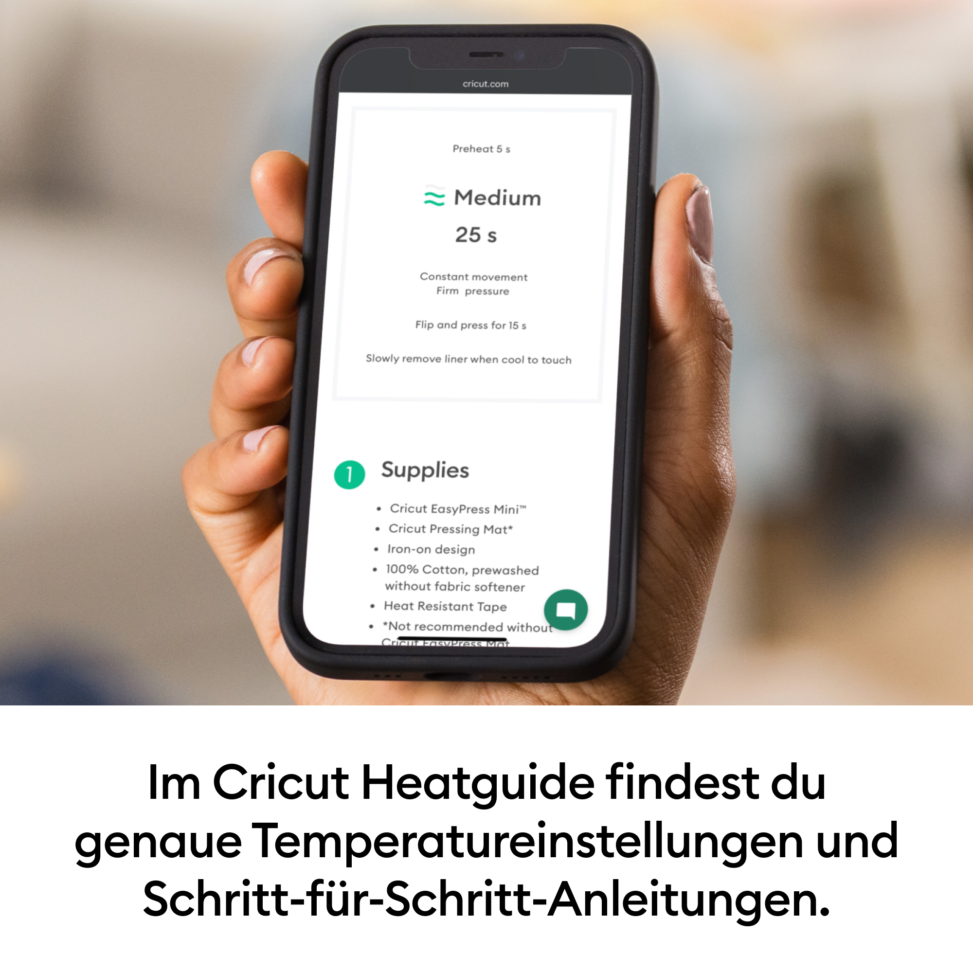 Eine Hand hält ein Telefon mit Cricut Heatguide-Anweisungen. Der Bildschirm zeigt Pressdetails und benötigte Materialien.