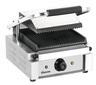 Ein silberner Panini-Grill mit schwarzen Grillplatten, Griff oben.