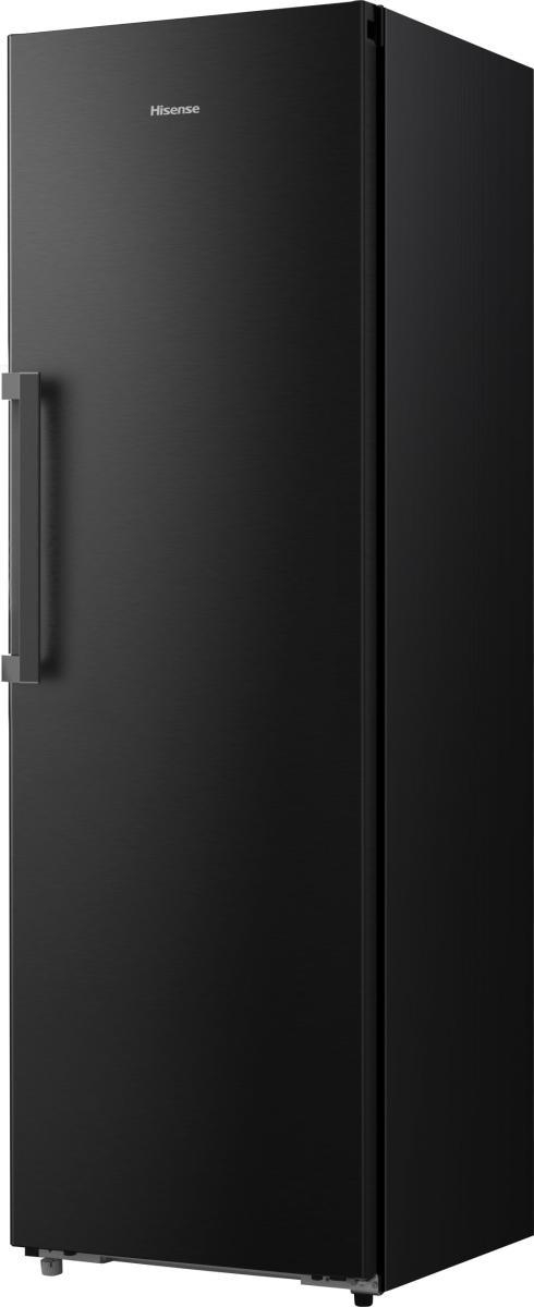 Ein schwarzer Hisense-Kühlschrank steht hoch. Er hat einen Griff und den Markennamen auf der Vorderseite. Der Hintergrund ist schlicht.