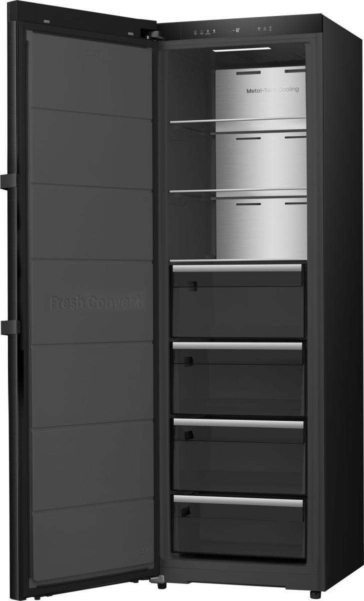 Offener schwarzer Kühlschrank. Innen sind Regale und Schubladen sichtbar. Die Tür zeigt 'Fresh Convert'. 'Metal-Tech Cooling' ist zu sehen.