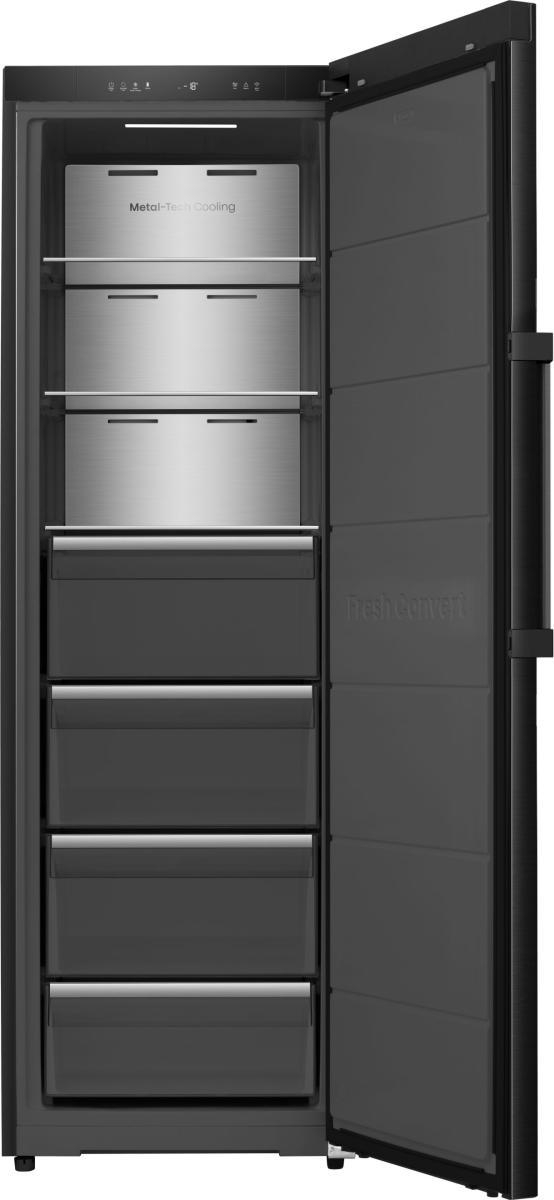 Offener schwarzer Kühlschrank. Das Innere zeigt Metallregale und Schubladen. Die Tür ist offen.