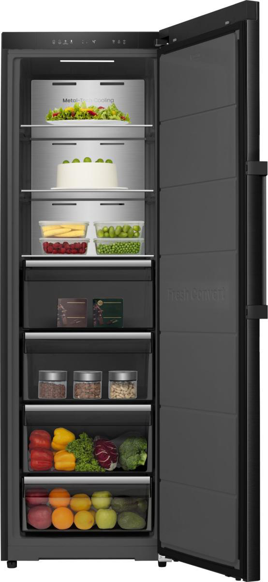 Offener schwarzer Kühlschrank. Im Inneren befinden sich Gemüse, Obst, Kuchen, Nüsse und Fertiggerichte. Die Tür ist offen.