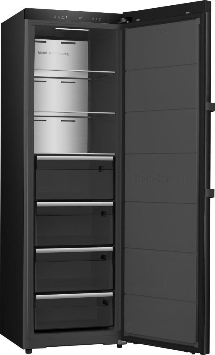 Offener Kühlschrank mit Regalen und Schubladen. Die Tür ist offen und zeigt das Innere mit Metallkühlung.