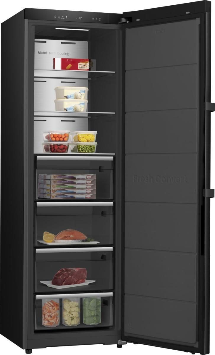 Offener schwarzer Kühlschrank. Im Inneren befinden sich Regale mit Lebensmitteln wie Eis, Gemüse, Fisch und Fleisch. Die Tür hat auch Stauraum.