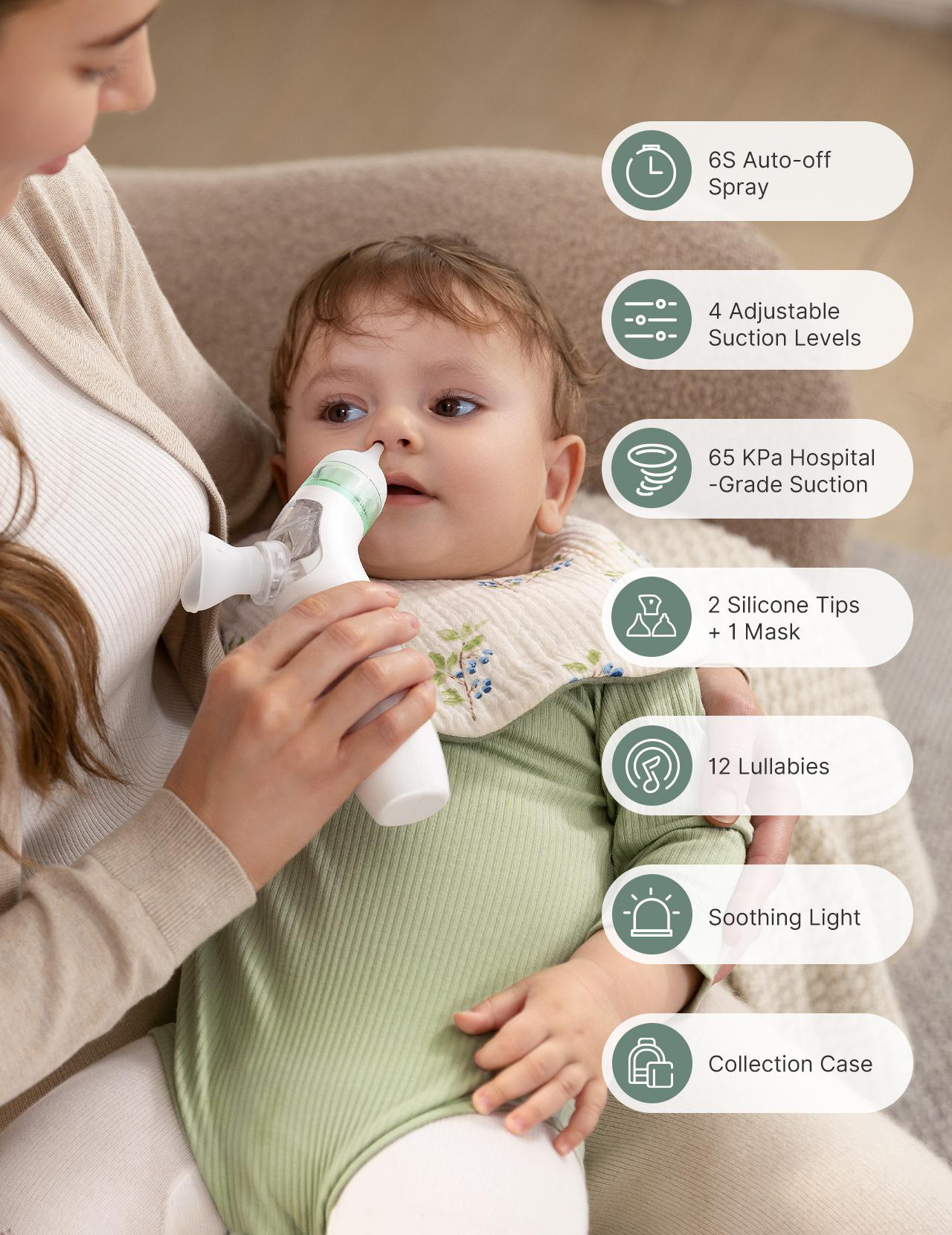 Eine Mutter verwendet einen Nasensauger an einem Baby. Das Baby trägt einen grünen Strampler und ein Lätzchen.