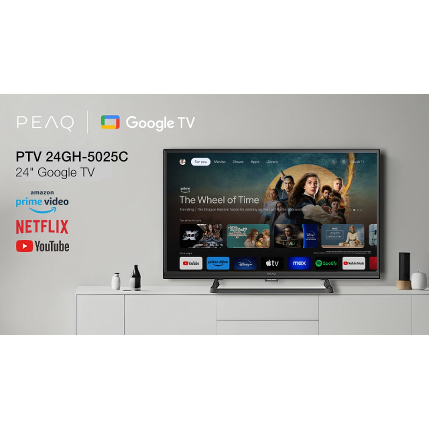 Una TV mostra uno spettacolo. Sono visibili i loghi dei servizi di streaming come Netflix, Prime Video e YouTube. La TV è su un mobile bianco.