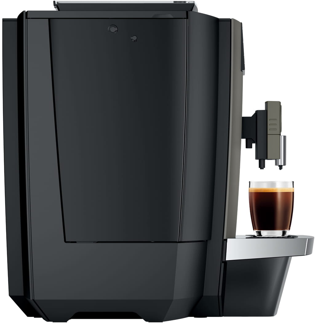 Una macchina da caffè nera con un bicchiere di espresso. La macchina ha un vassoio d'argento. Il caffè è di colore scuro.