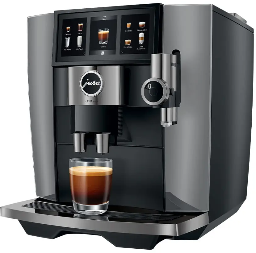 Eine Jura-Kaffeemaschine, die Kaffee in ein Glas ausgibt. Die Maschine ist grau und schwarz mit einem Touchscreen-Display.