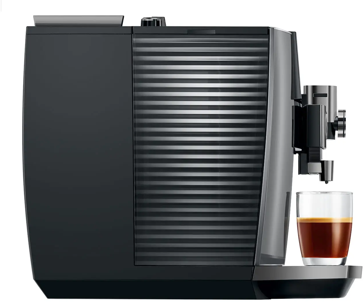 Eine schwarze Espressomaschine mit einem Glas Kaffee. Die Maschine hat ein geripptes Design. Der Kaffee ist dunkelbraun.