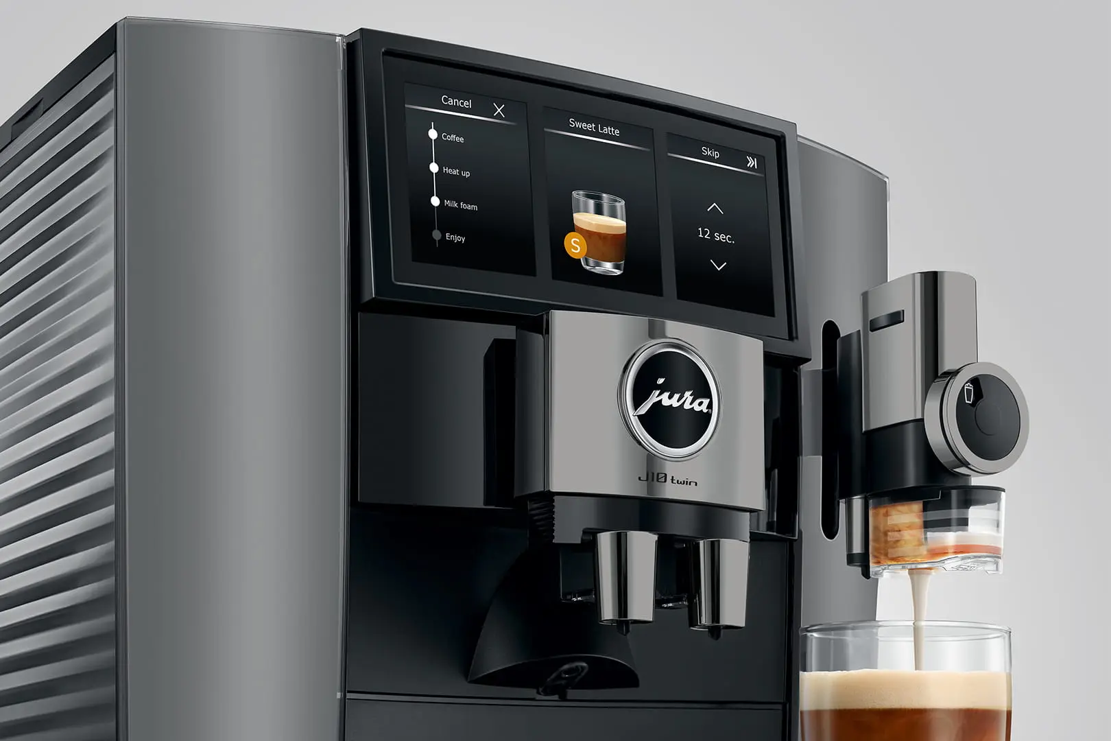 Eine moderne Kaffeemaschine mit Bildschirm, der Getränkeoptionen anzeigt. Milch gießt in ein Glas und erzeugt einen Latte. Die Maschine ist silber und schwarz.