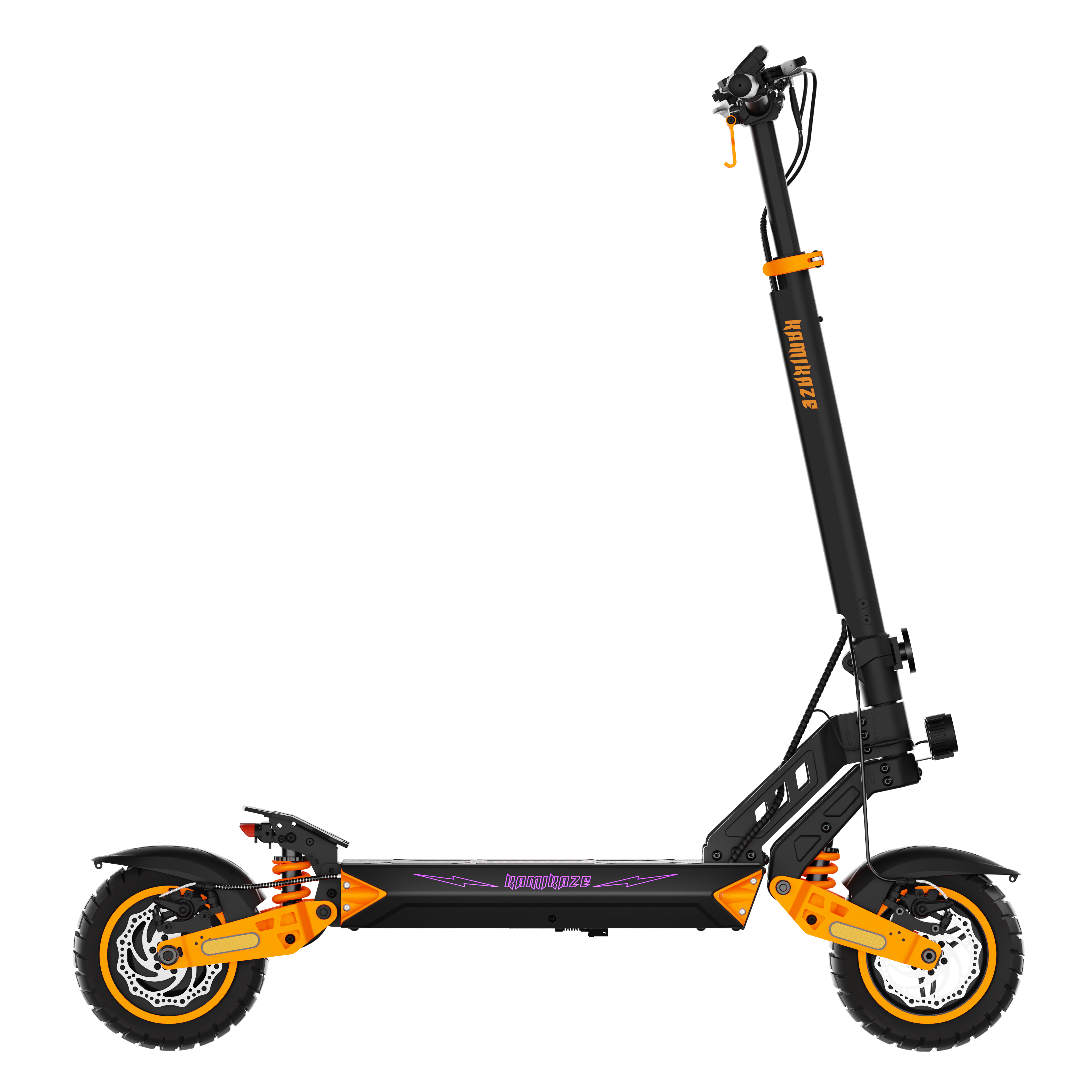 Czarno-pomarańczowa hulajnoga elektryczna na czarnym tle. Posiada koła, zawieszenie i kierownicę.
