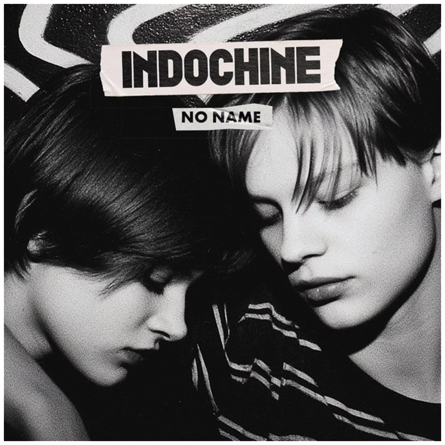Zwart-witfoto. Twee gezichten van jonge mensen zijn dichtbij. Het woord 'INDOCHINE' staat bovenaan. 'NO NAME' staat eronder.