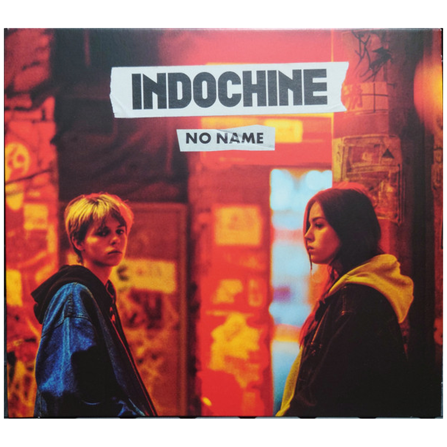 Pochette d'album, texte Indochine et No Name. Deux personnes devant un fond rouge. Un en veste en jean, un en veste noire.