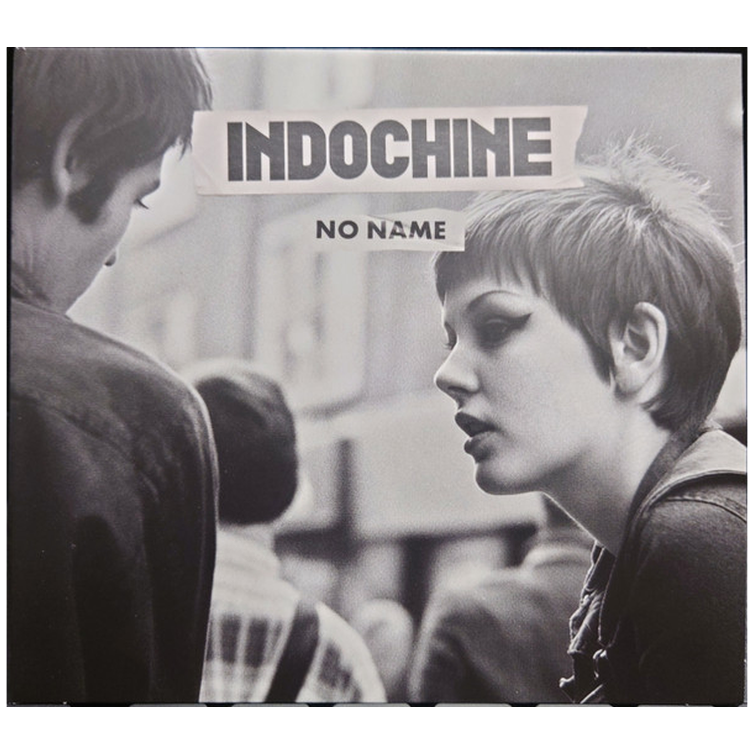 Photo en noir et blanc. Une femme regarde vers la droite. Le mot INDOCHINE est écrit au-dessus de sa tête. NO NAME est en dessous.
