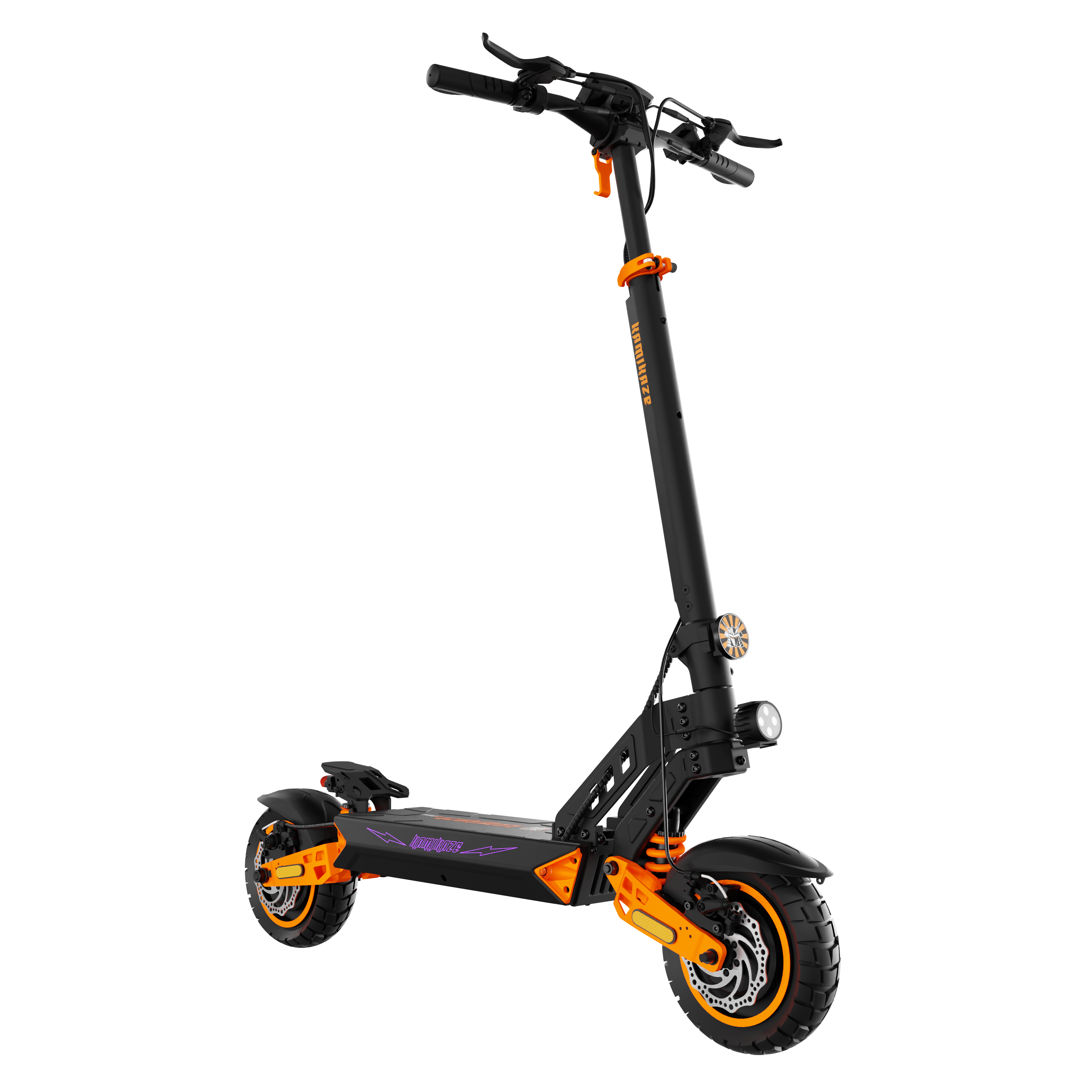 Czarna hulajnoga elektryczna z pomarańczowymi akcentami. Widoczne światła, kierownica i koła. Na czarnym tle.
