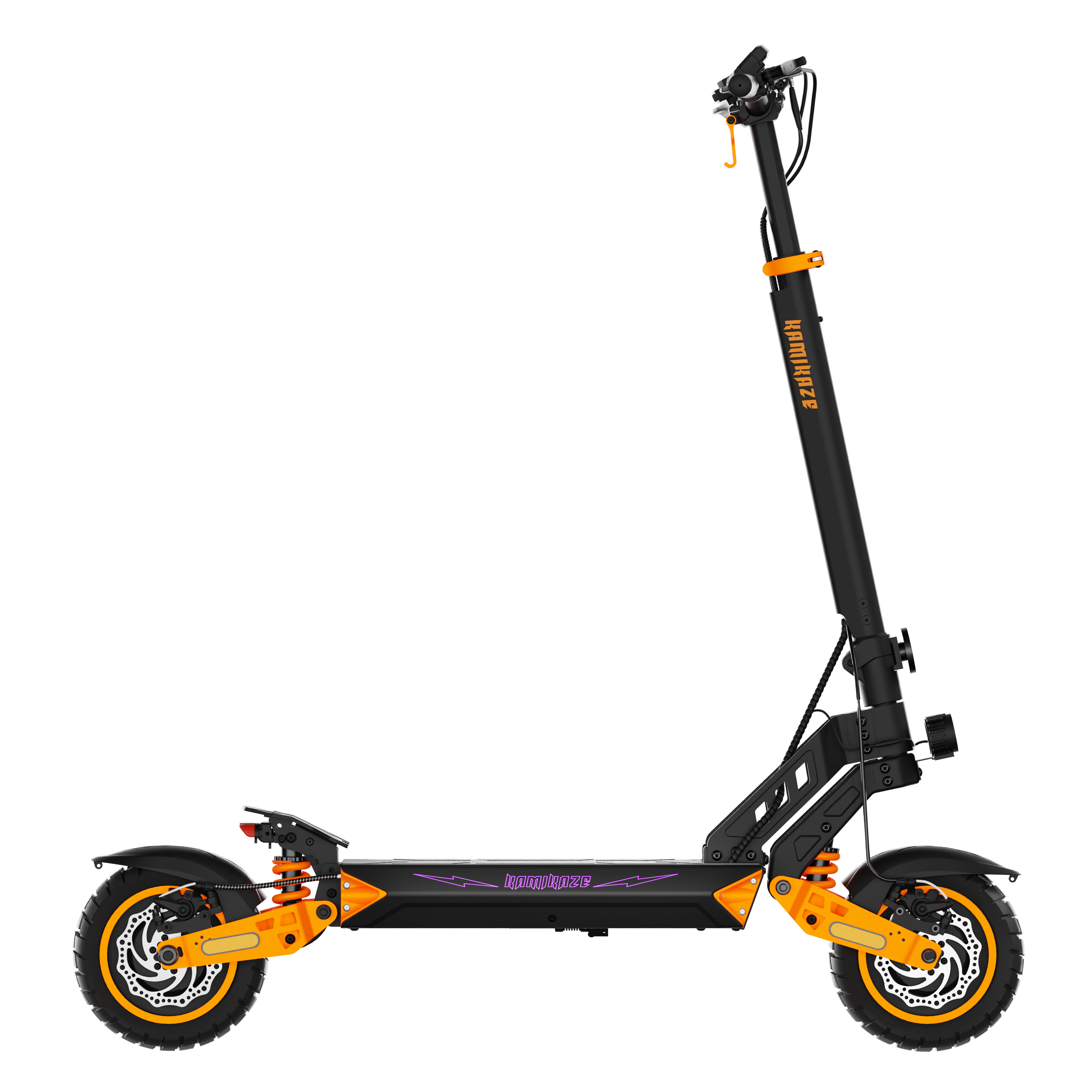 Czarno-pomarańczowa hulajnoga elektryczna na czarnym tle. Posiada pomarańczowe amortyzatory, koła i akcenty. Marka to Kamikaze.