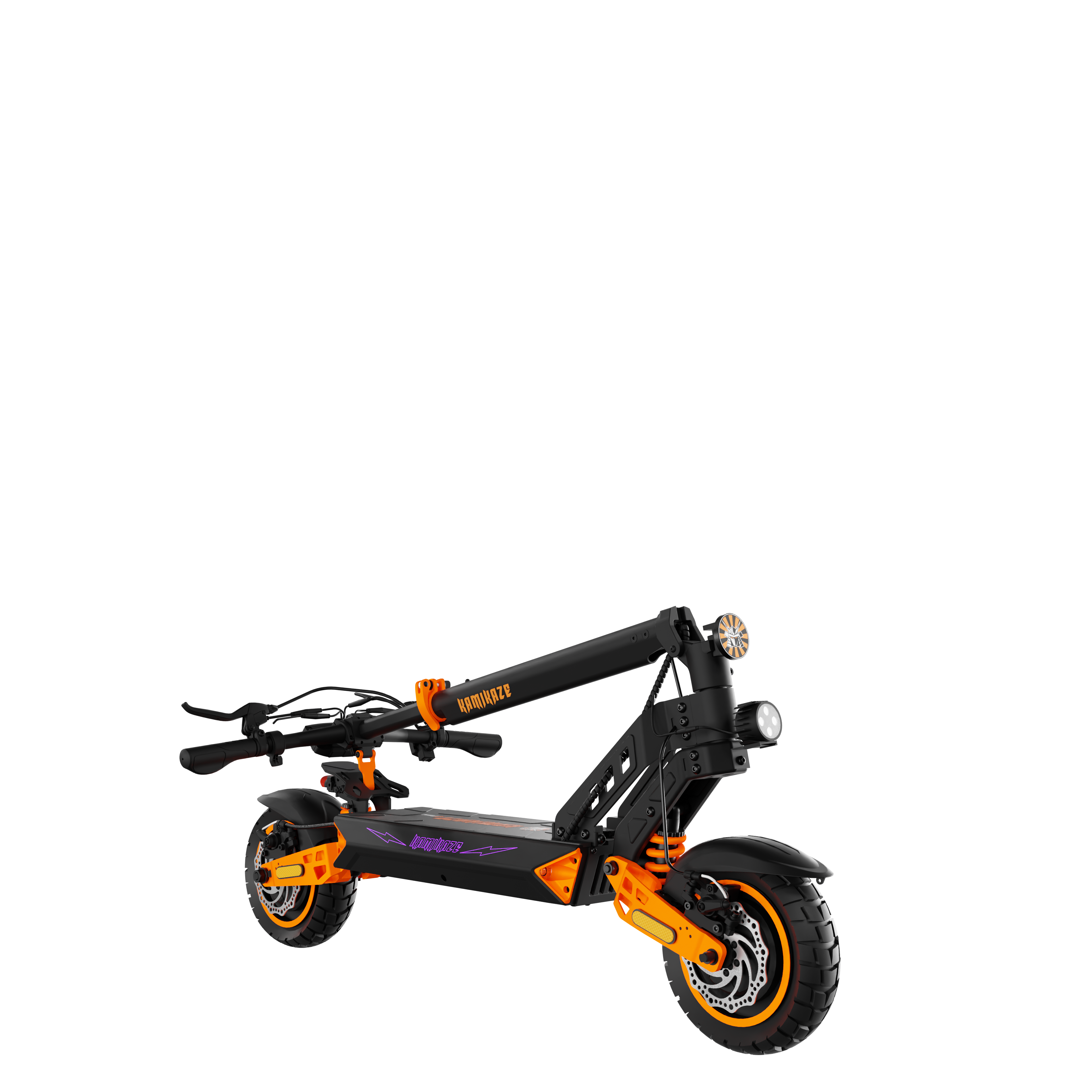 Czarno-pomarańczowa hulajnoga elektryczna na czarnym tle. Ma reflektor i napis 'Kamikaze'.