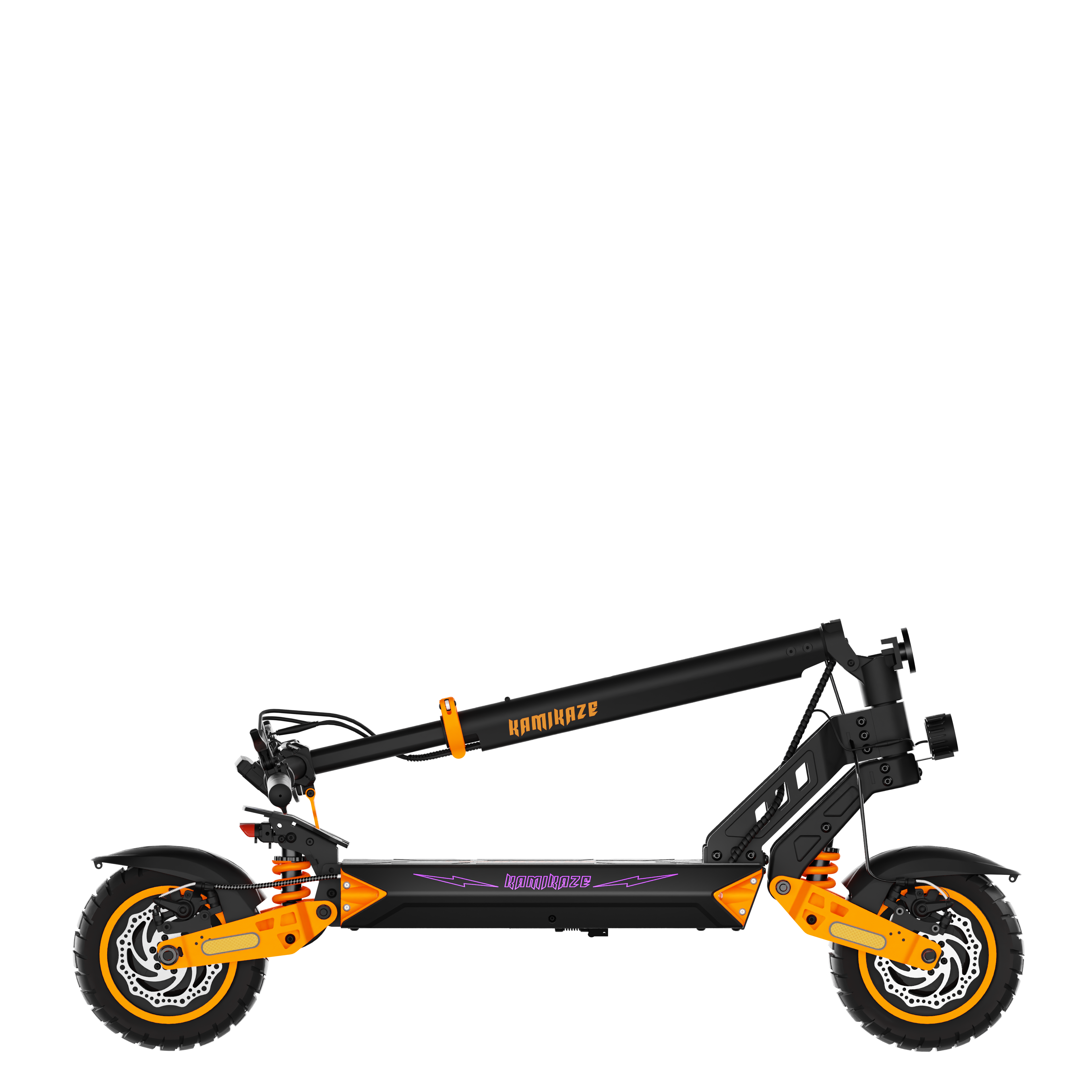 Czarno-pomarańczowa hulajnoga elektryczna Kamikaze na czarnym tle. Hulajnoga ma pomarańczowe akcenty i koła.