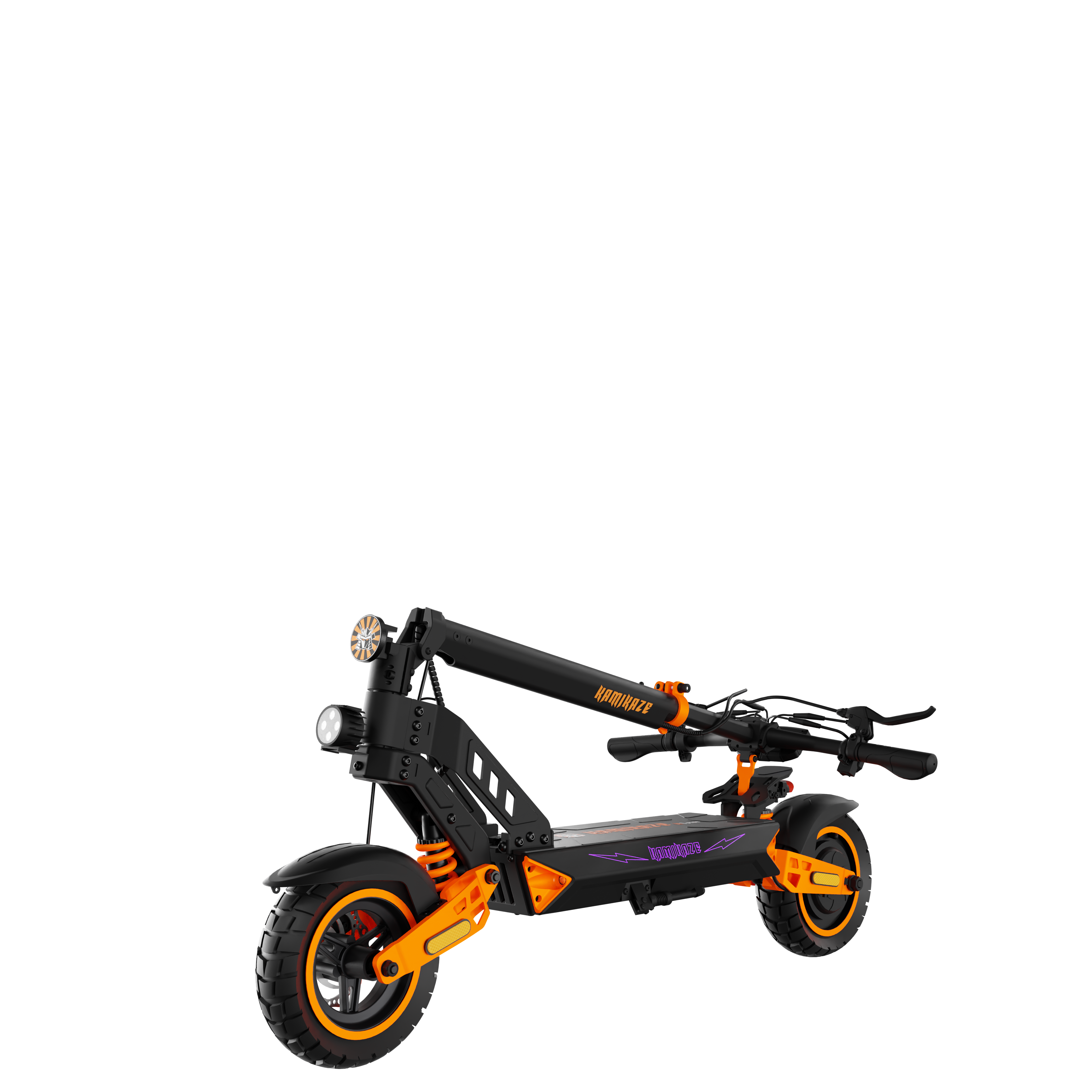 Czarno-pomarańczowa hulajnoga elektryczna na czarnym tle. Hulajnoga ma światła i markę 'Kamikaze'.