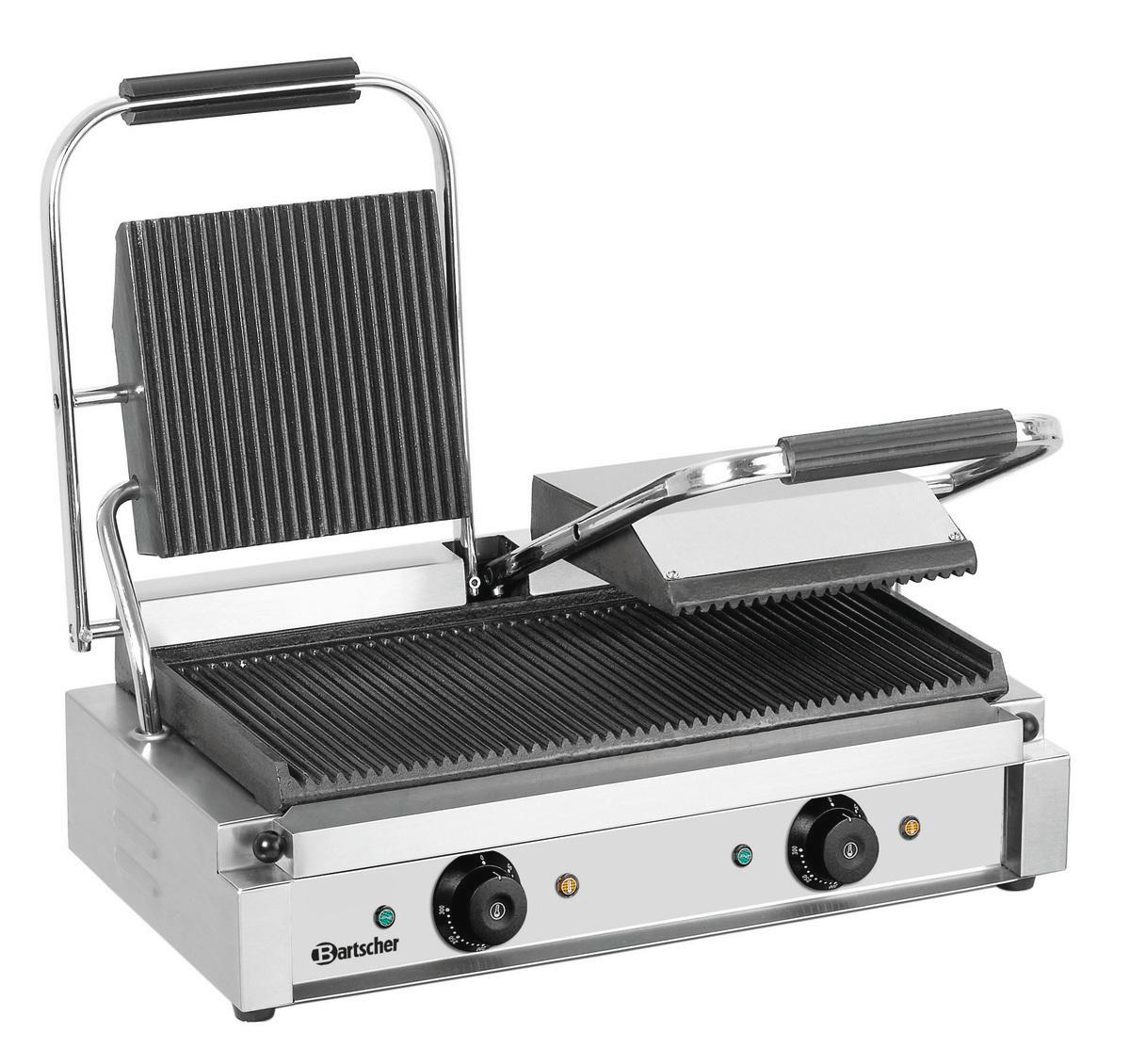 Ein Edelstahl-Panini-Grill mit schwarzen Grillplatten und einem Griff. Er hat zwei Drehknöpfe und den Markennamen 'Bartscher'.