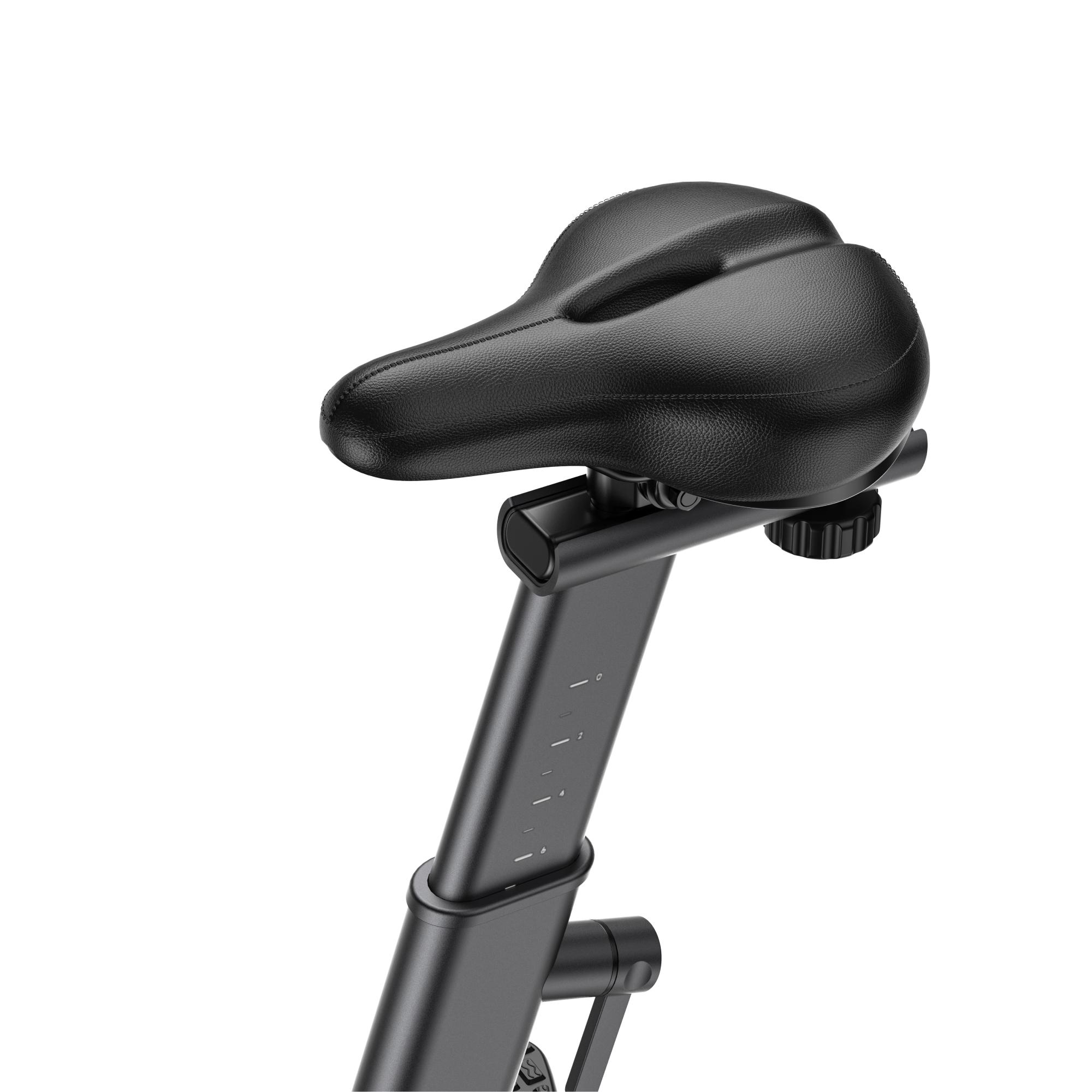 Schwarzer Fahrradsattel auf schwarzem Metallrahmen. Weißer Hintergrund. Zahlen sind auf dem Metallrahmen sichtbar.