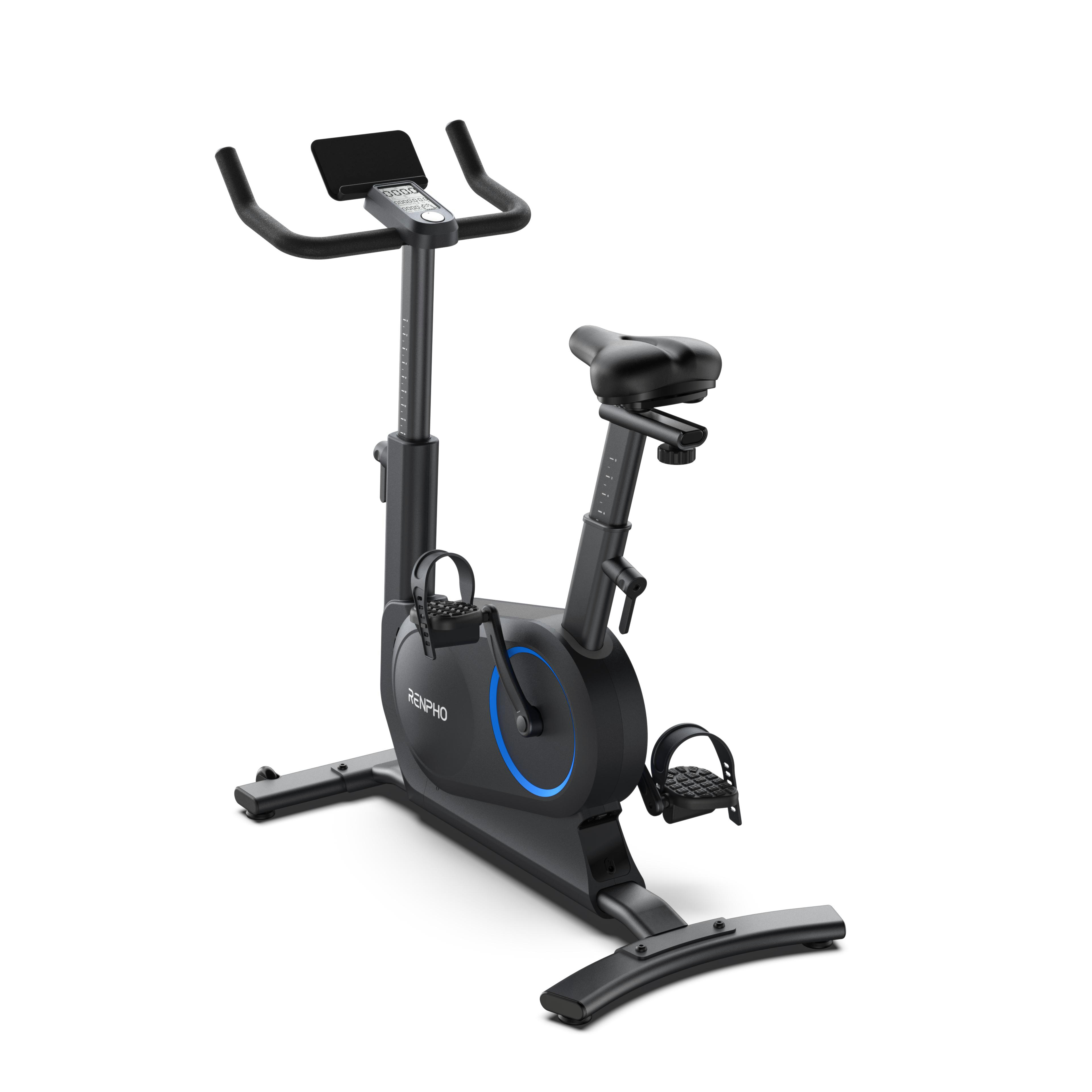 Schwarzes stationäres Trainingsfahrrad. Es hat ein Digitaldisplay, einen verstellbaren Sitz und Pedale. Der Hintergrund ist weiß.
