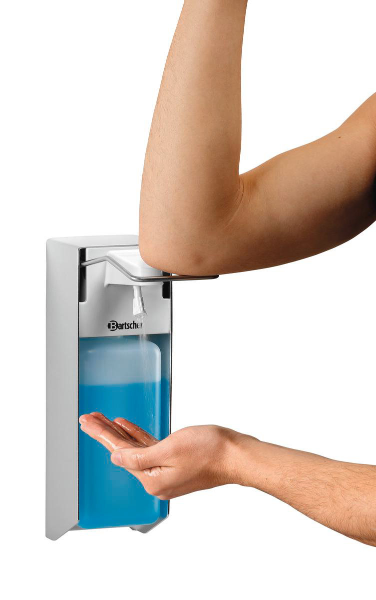 Eine Person gibt mit dem Ellbogen blaue Seife aus einem Bartscher-Seifenspender in ihre Hand.