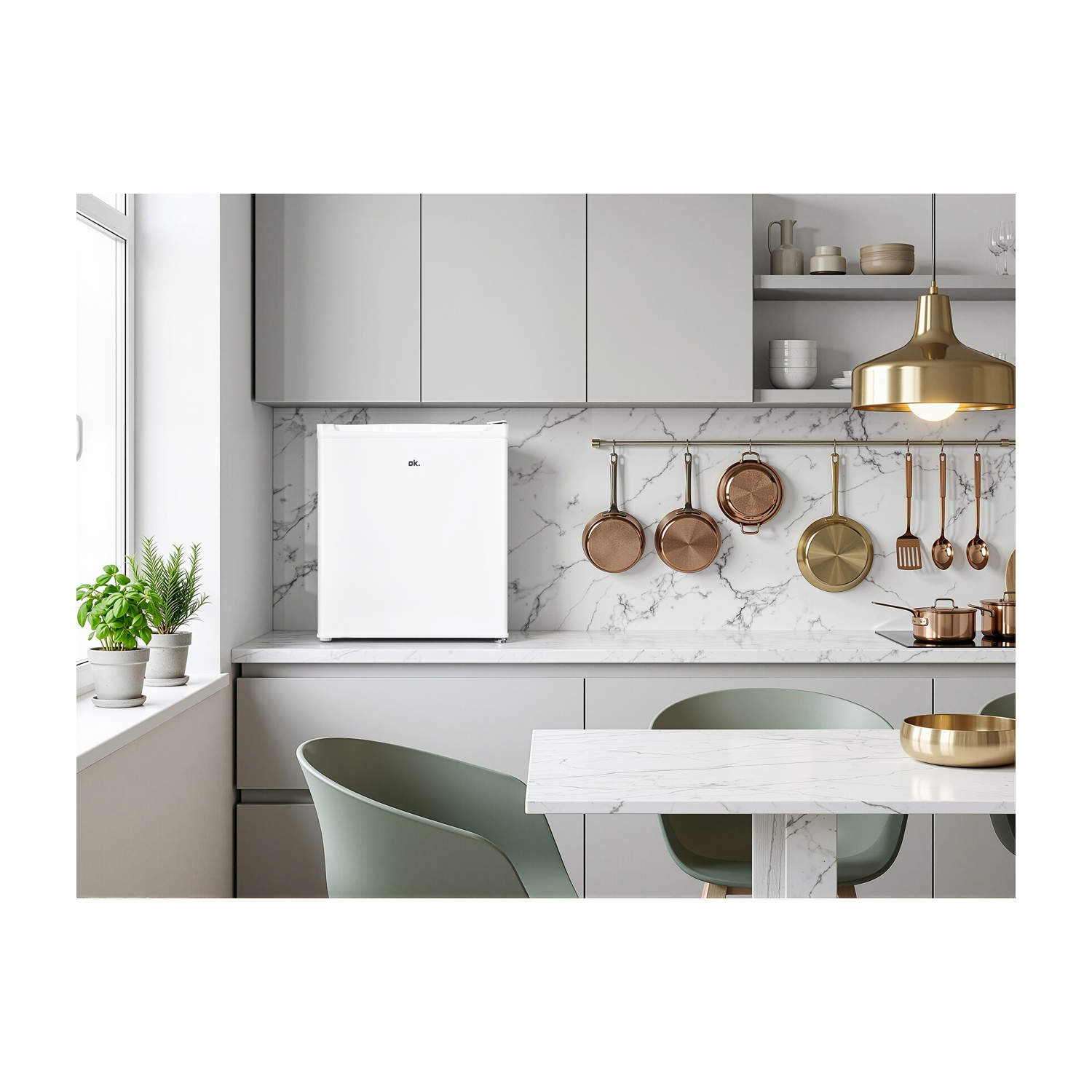 Una cucina moderna con frigorifero bianco, pentole in rame e piano di lavoro in marmo. Sedie verdi e piante.