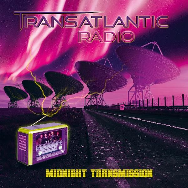 Albumcover. Radio mit Band, sendet Strom zu Satellitenschüsseln. Lila Himmel mit Text: Transatlantic Radio.