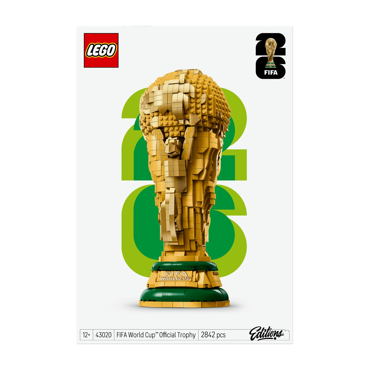 Un set Lego del trofeo della Coppa del Mondo FIFA. È di colore oro con una base verde, su sfondo bianco con accenti verdi.