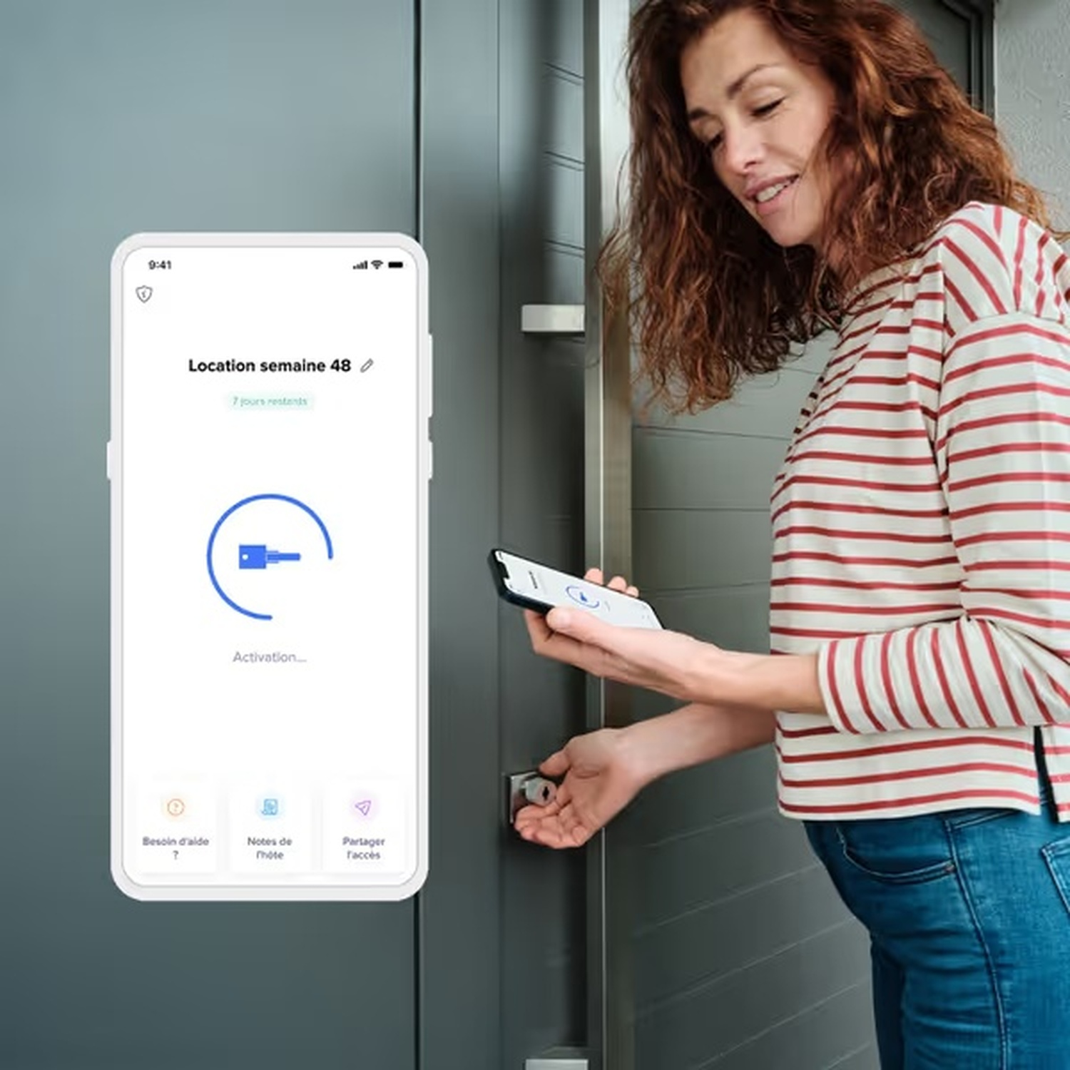 Una donna che sblocca una porta con un telefono. Il telefono mostra un'interfaccia con un'icona a forma di chiave. Lo sfondo è una porta grigia.