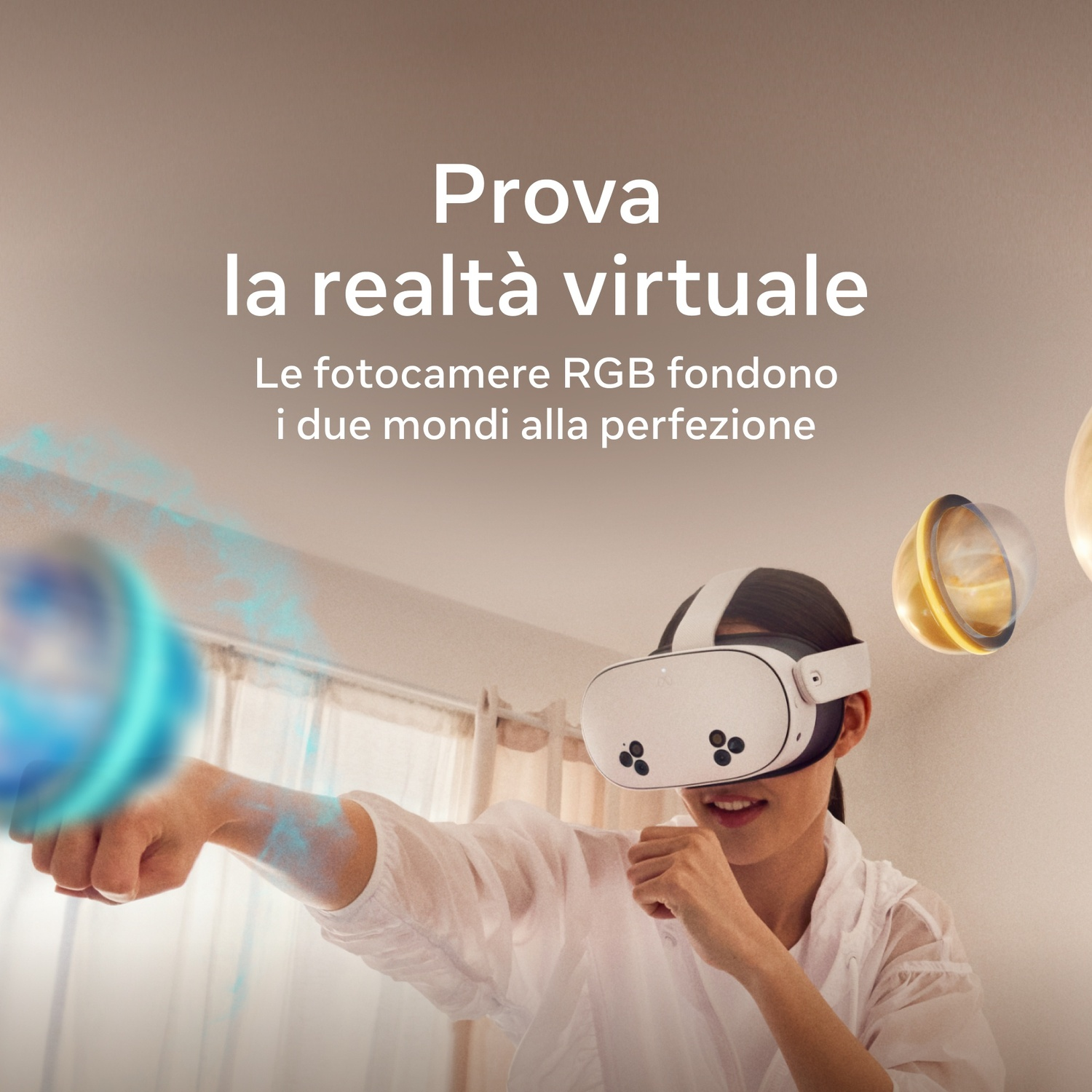 Una donna con occhiali VR colpisce. Testo: 'Prova la realtà virtuale.' Sfondo caldo ed effetto blu sfocato.