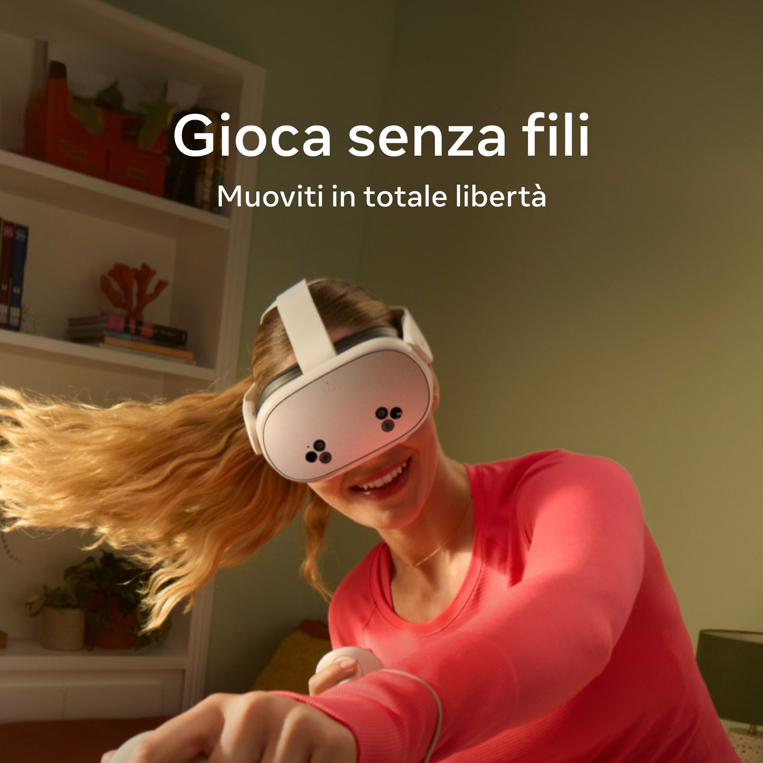 Una donna con occhiali VR sorride. Testo in alto: Gioca senza fili, Muoviti in totale libertà. Sfondo: libreria e una pianta.