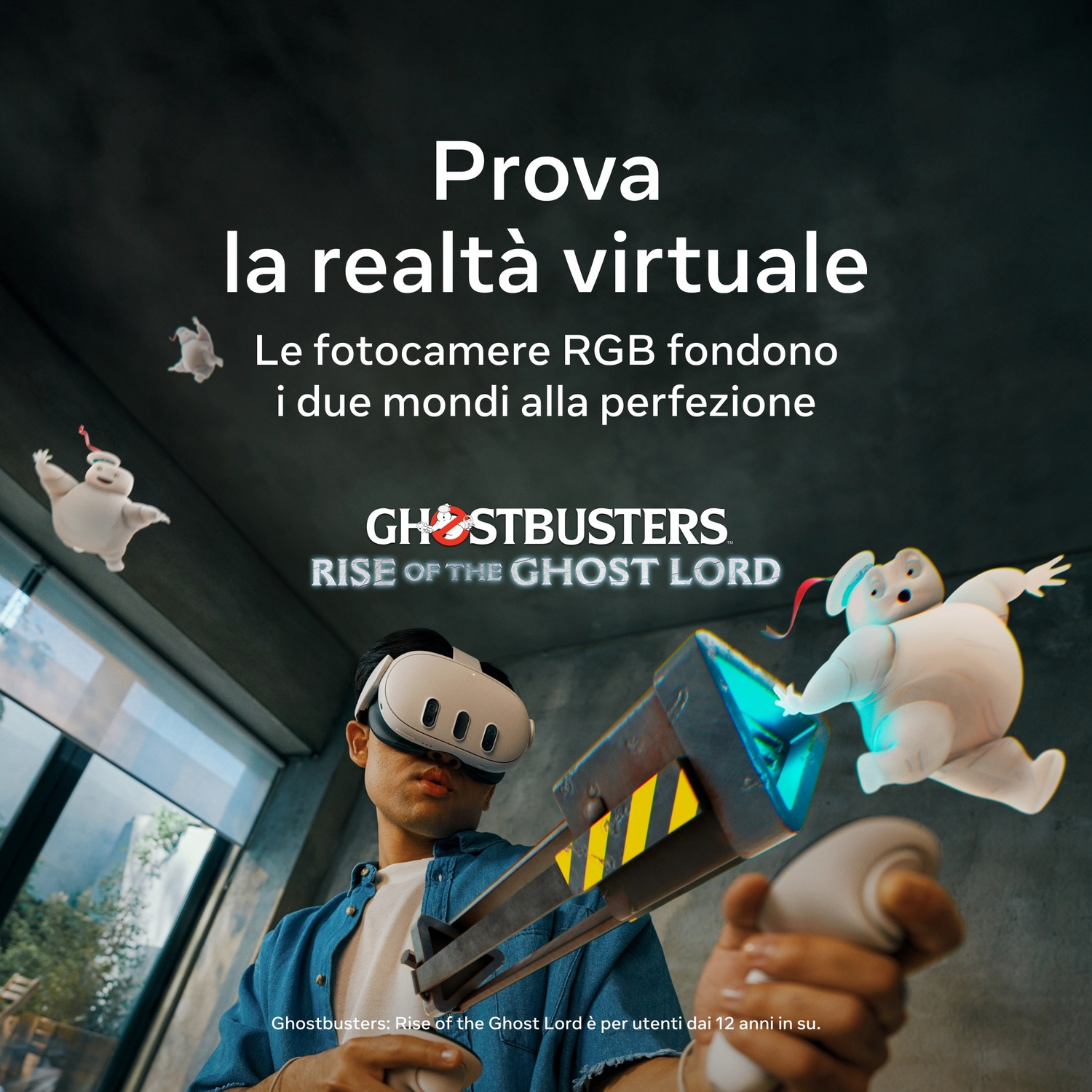 Uomo con visore VR, tiene un pacchetto protonico. Fantasmi fluttuano. Testo: Prova la realtà virtuale, Ghostbusters: Rise of the Ghost Lord.