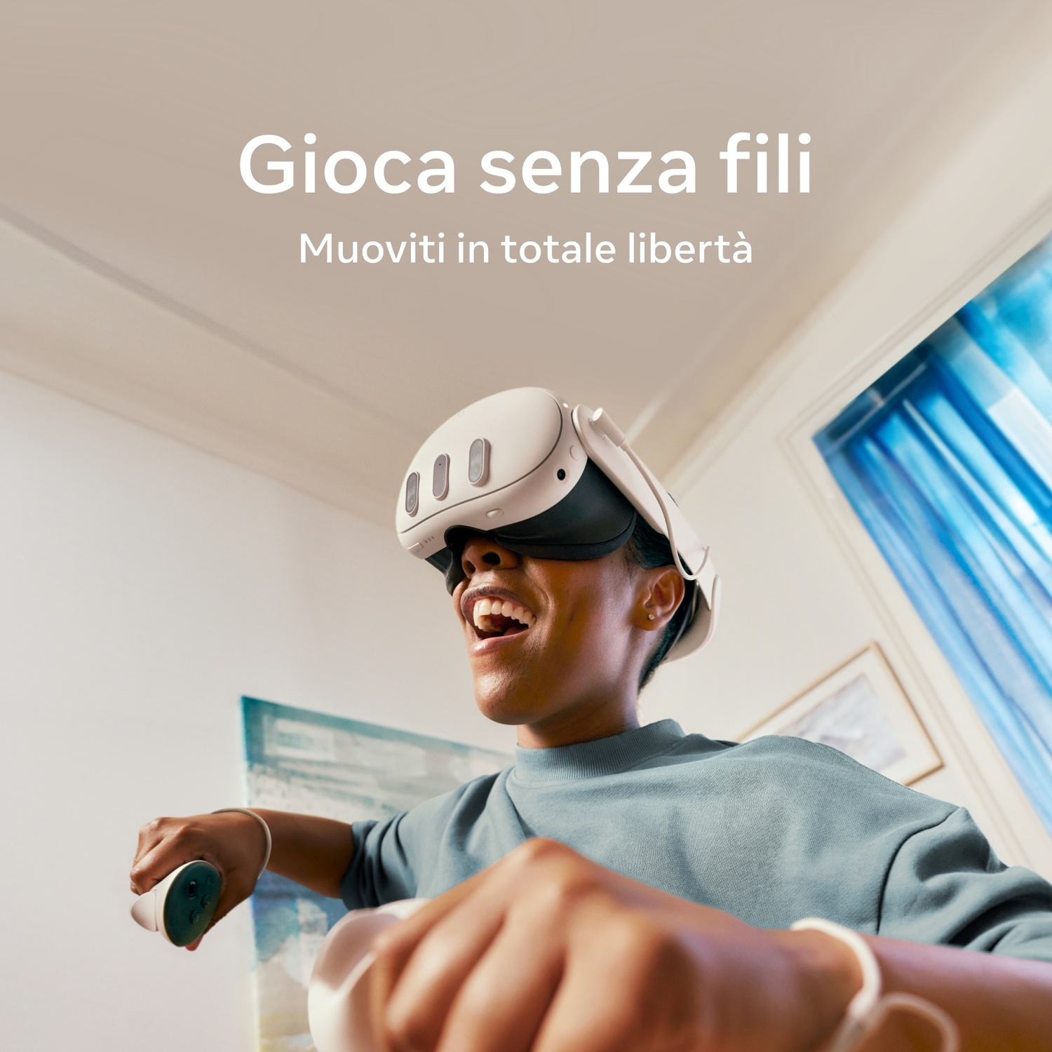 Una persona con un visore VR sorride e tiene in mano dei controller. Il testo in alto dice 'Gioca senza fili'. Lo sfondo mostra una stanza.