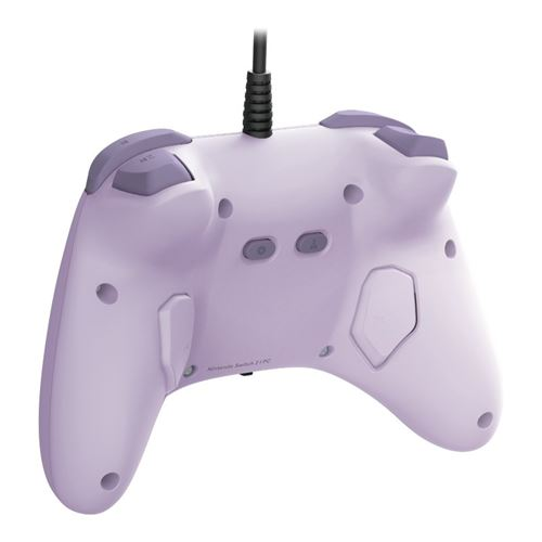 Un mando morado de Nintendo Switch con un cable negro. Tiene botones morados y un fondo blanco.