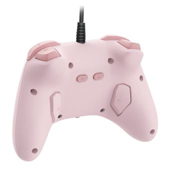 Mando de juego rosa, vista trasera, con botones, joysticks y un cable negro que se extiende hacia arriba.