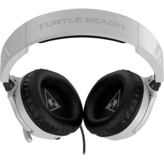 Auriculares blancos Turtle Beach con almohadillas negras. Un cable negro se extiende hacia abajo. El nombre de la marca está en la diadema.