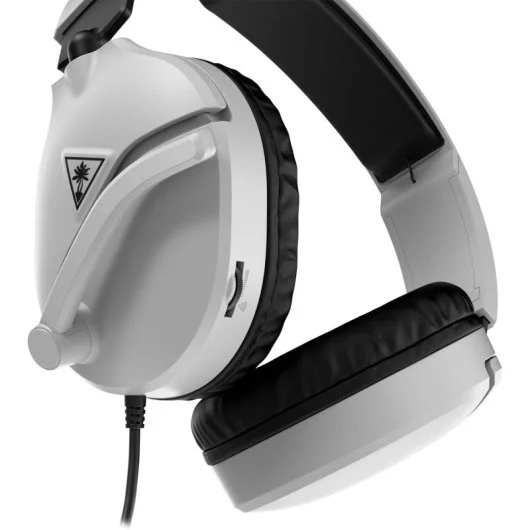 Auriculares para juegos blancos y negros. Cuenta con micrófono, control de volumen y logotipo. Las almohadillas y la diadema son ajustables.