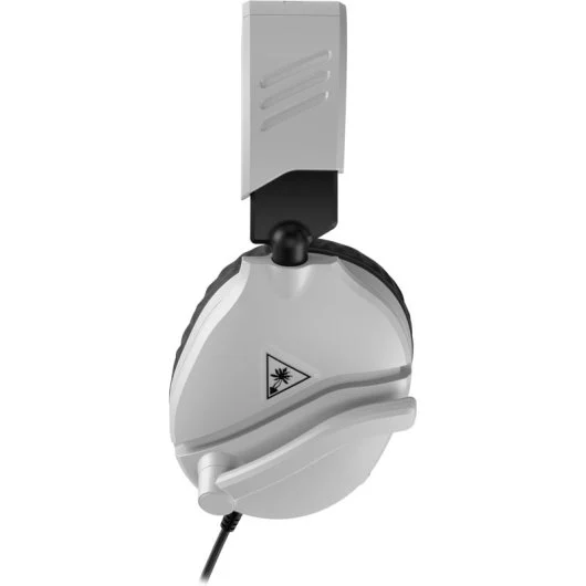 Auriculares para juegos blancos y negros. Los auriculares tienen una orejera blanca con un logotipo negro y un cable negro. El fondo es blanco.