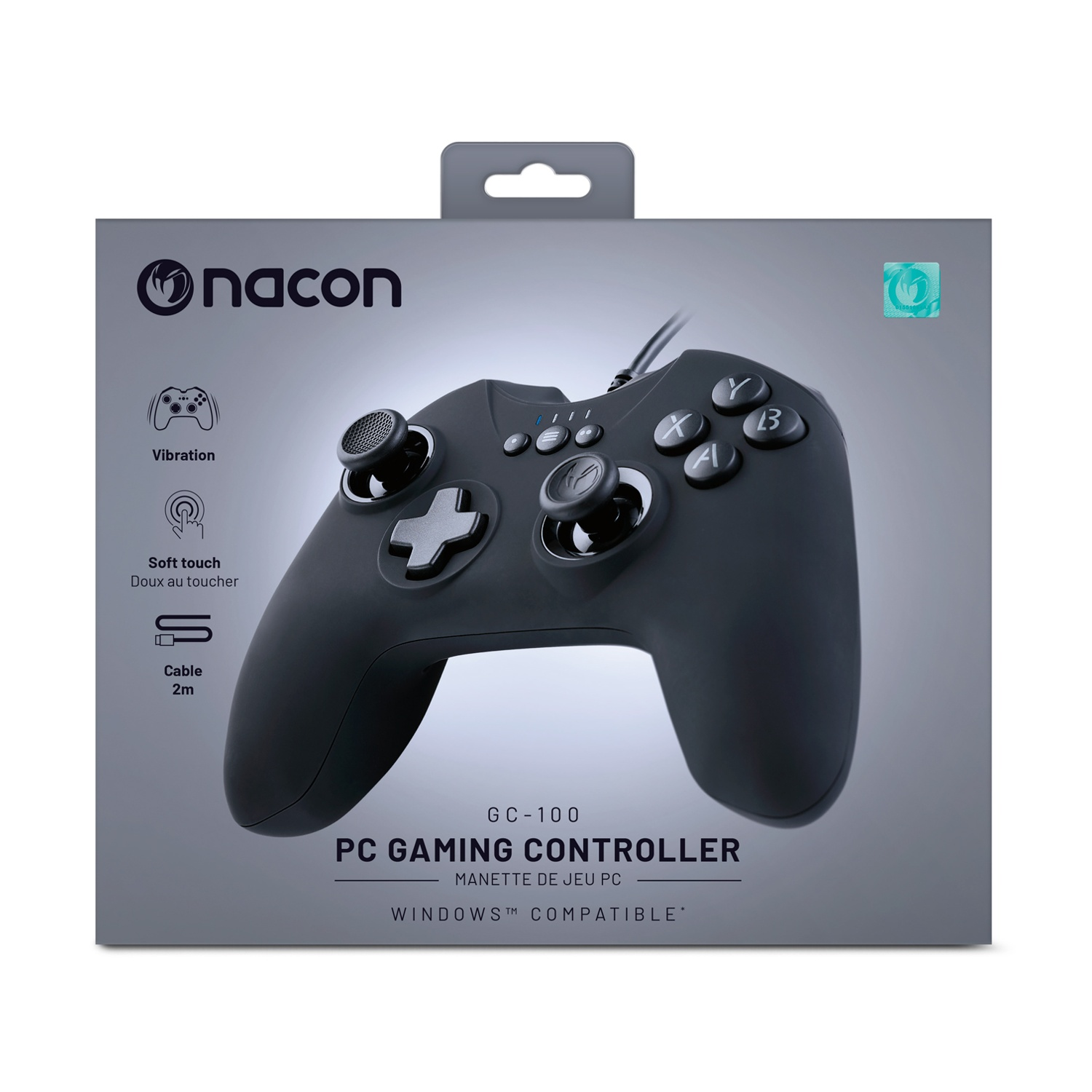 Un controller di gioco per PC Nacon GC-100 nero su una scatola grigia, con pulsanti, un joystick e un cavo.