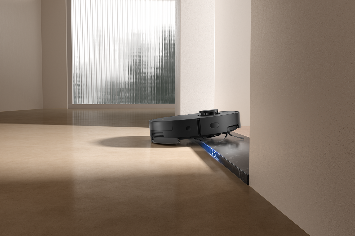Una aspiradora robot negra sobre una repisa oscura. En el fondo, una ventana grande con líneas verticales.