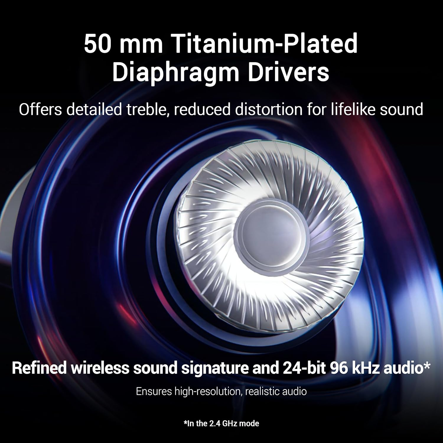 Nahaufnahme eines silbernen Lautsprechertreibers mit Text: 50mm Titan-beschichtete Membran-Treiber. Auch Text über Klangqualität.
