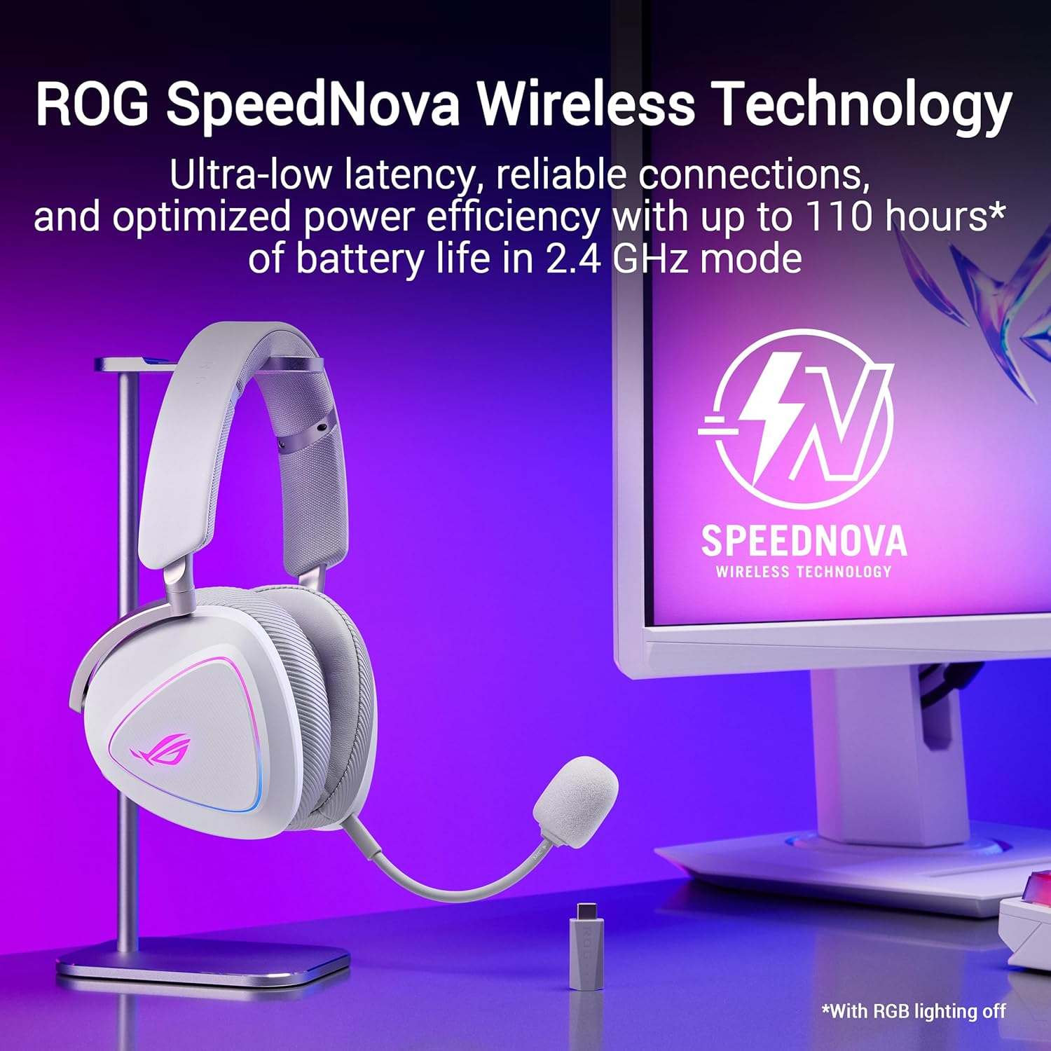 Weißes ROG SpeedNova Gaming-Headset auf einem Ständer. Die Szene umfasst einen Monitor und einen USB-Dongle. Lila und blauer Hintergrund.