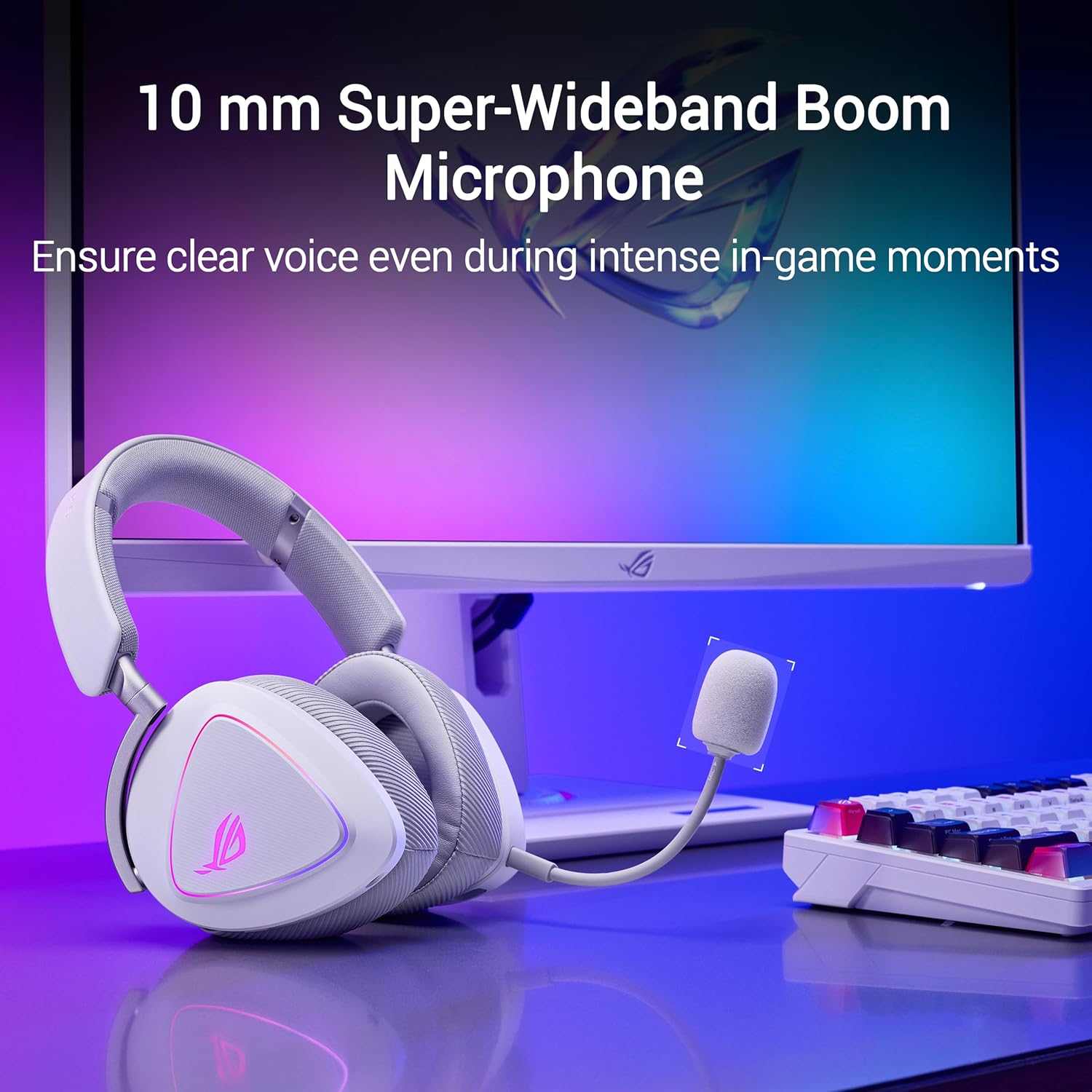 Weißes Headset mit Mikrofon, Tastatur und Monitor auf einem Schreibtisch, mit Textüberlagerung.