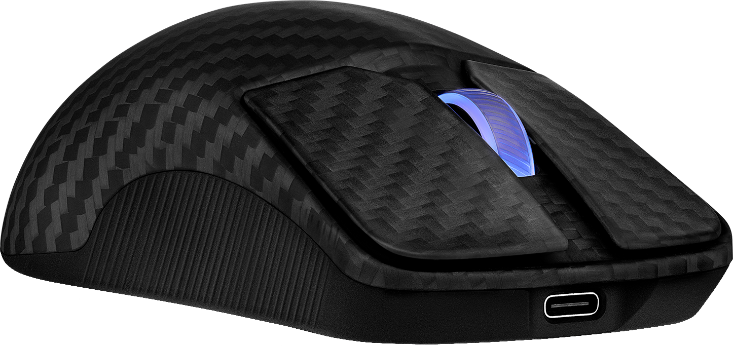 Eine schwarze Carbonfaser-Maus mit blauer Beleuchtung am Scrollrad. Sie hat einen USB-C-Anschluss.