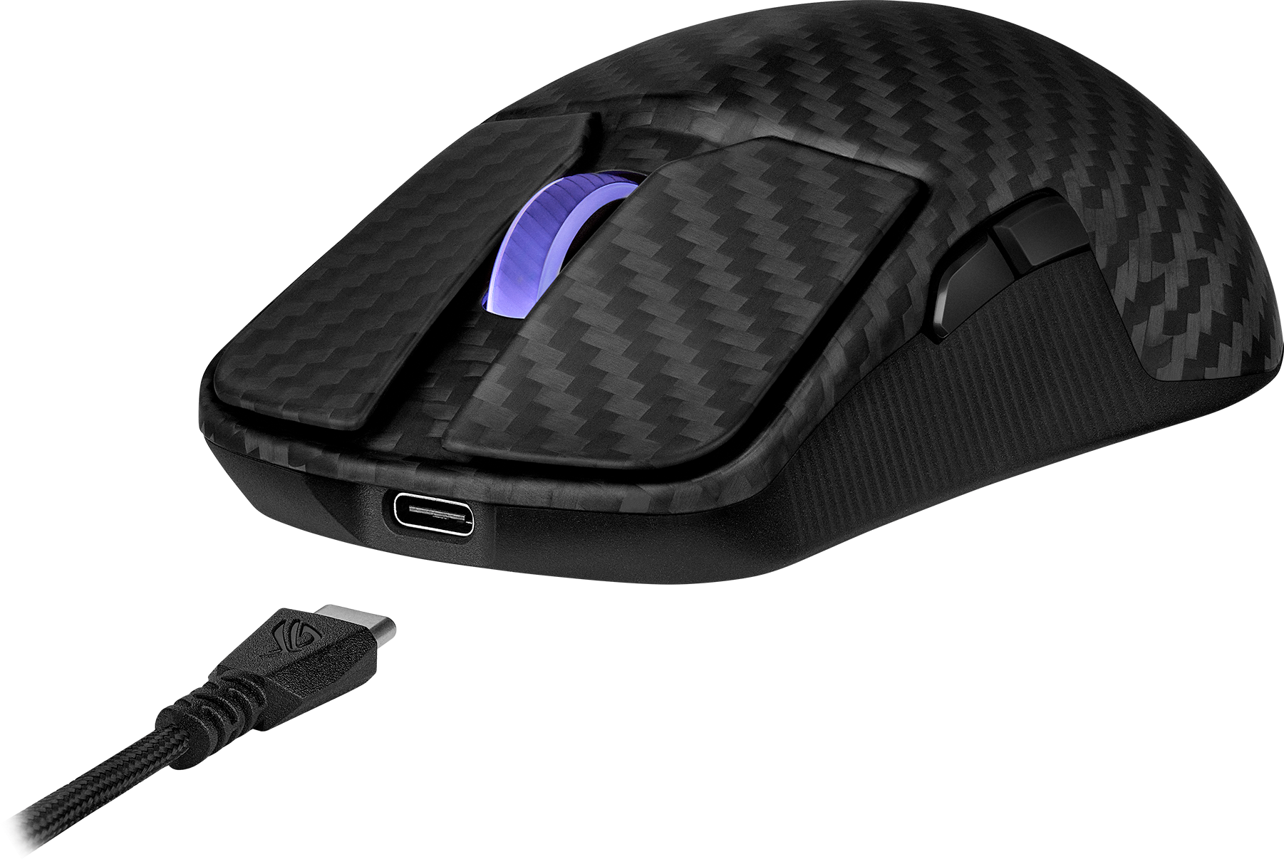 Eine schwarze Carbonfasermaus mit USB-C-Anschluss. Ein USB-C-Kabel ist angeschlossen. Die Maus hat ein violettes Licht.