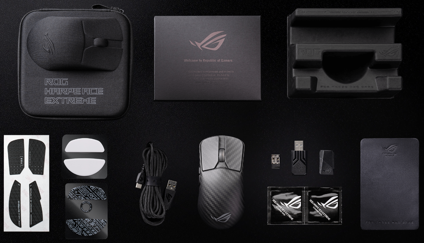 Schwarzes ROG Harpe Ace Extreme Gaming-Maus-Kit. Enthält Maus, Etui, Zubehör und Reinigungstücher, alles auf dunkler Oberfläche.